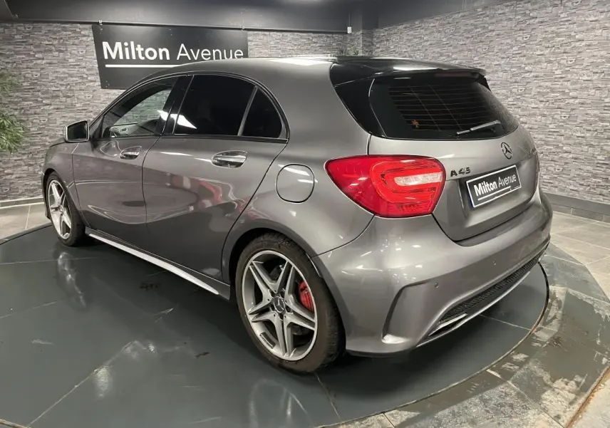 Vue 3/4 arrière droite d'une Mercedes Classe A 45 AMG gris métallisé avec étriers de frein rouges et vitres surteintées.
