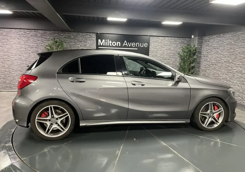 Profil droit d'une Mercedes Classe A 45 AMG gris métallisé avec étriers de frein rouges et jantes AMG 18 pouces.