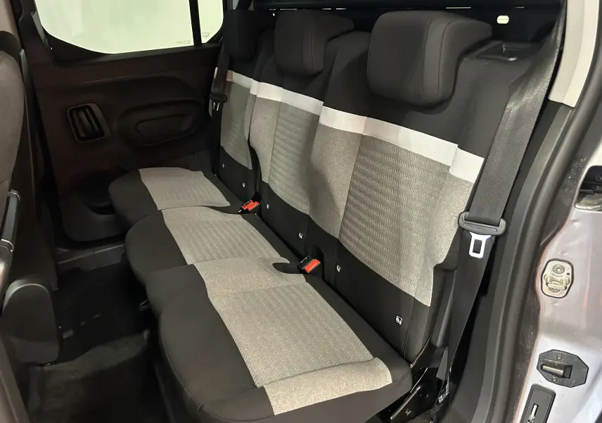 Vue intérieure côté droit sur la banquette arrière en tissu gris et noir du Citroën Berlingo Multispace gris Artense 2025.
