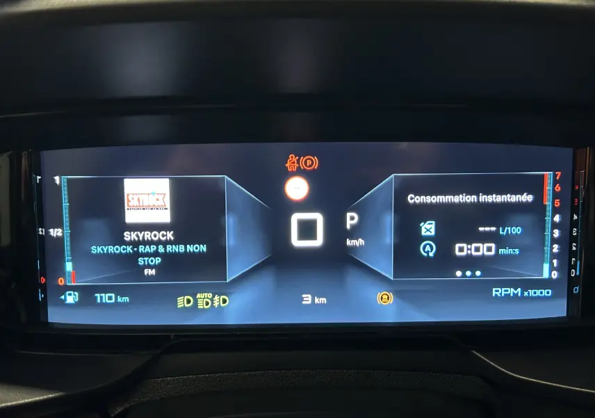 Tableau de bord numérique du Citroën Berlingo Multispace 2025 affichant la radio Skyrock et la consommation instantanée.