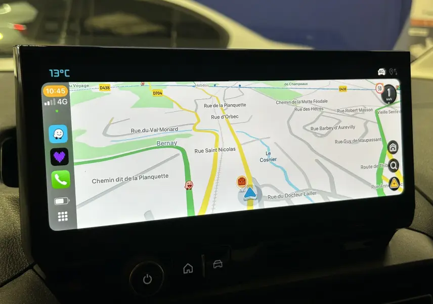 Écran tactile central du tableau de bord du Citroën Berlingo Multispace 2025 affichant une carte GPS en navigation.