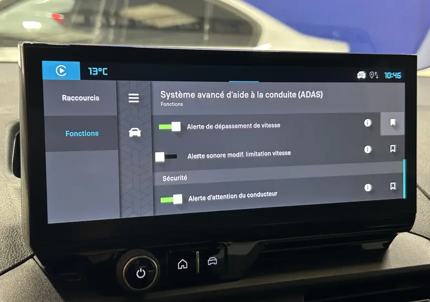 Écran tactile du système d'aide à la conduite dans un Citroën Berlingo Multispace 2025, interface claire et moderne.