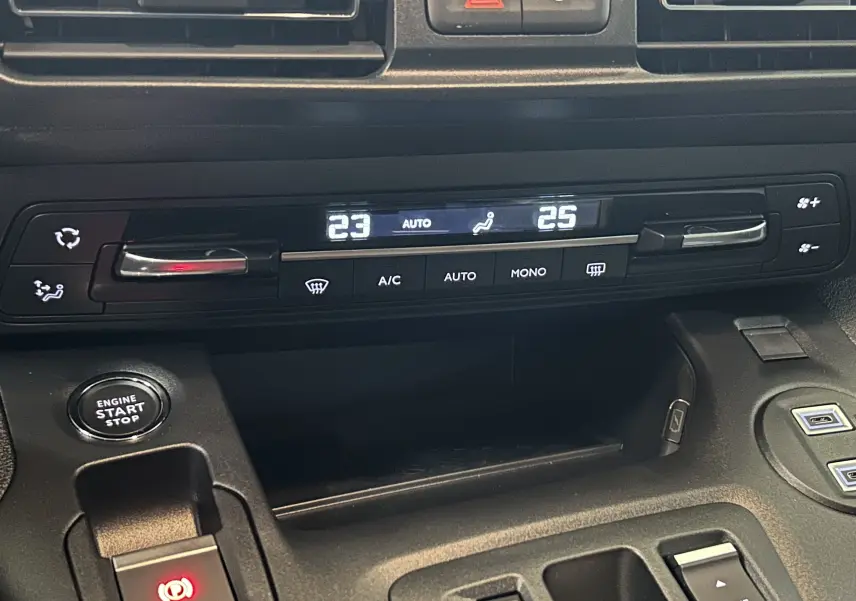 Détail du tableau de bord du Citroën Berlingo Multispace 2025, montrant la climatisation digitale et le bouton start/stop.