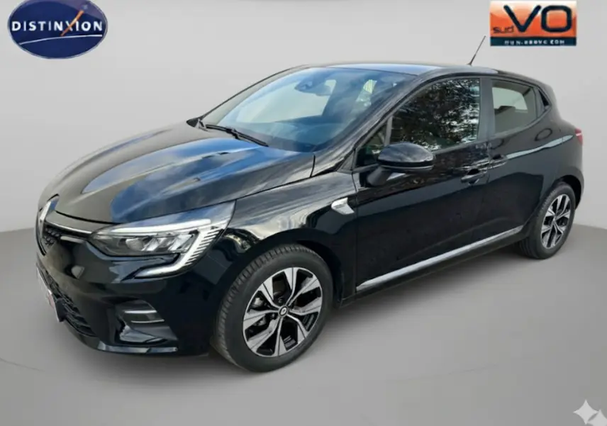 Renault Clio V SCe 65 noir vue 3/4 avant droit, jantes alliage 16 pouces et feux LED allumés.