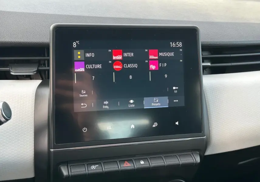 Écran tactile central affichant les stations radio numériques dans l'habitacle clair d'une Renault Clio V SCe 65 Limited 2021.