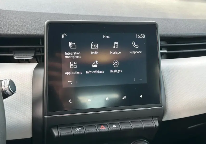 Écran tactile central de la Renault Clio V SCe 65 21 Limited affichant le menu multimédia avec radio et téléphone.