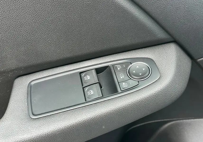 Panneau de commande des vitres électriques côté gauche intérieur d'une Renault Clio V SCe 65 noire de 2021.