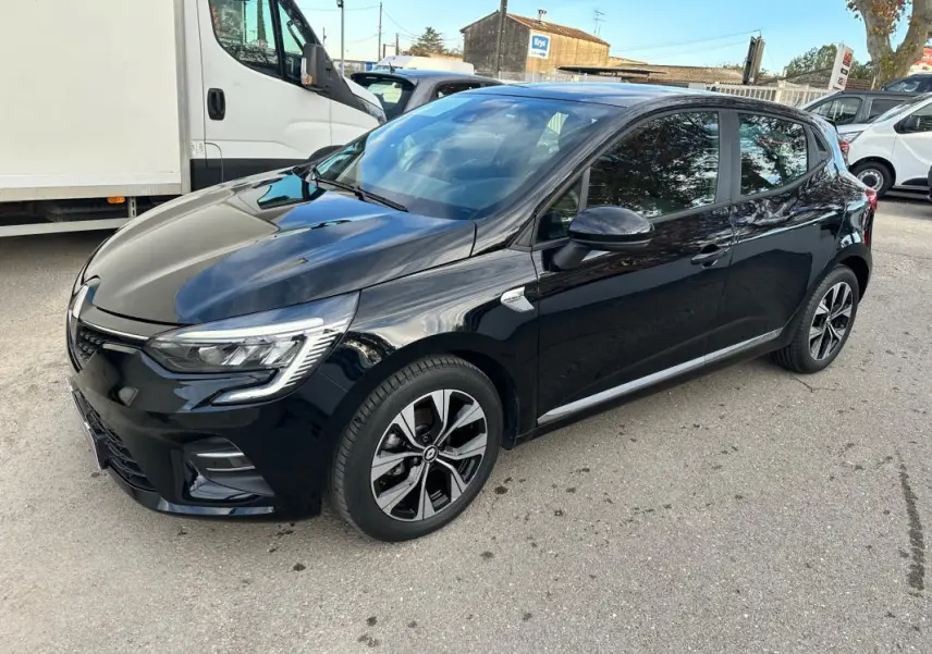 Renault Clio V SCe 65 Limited noire vue en 3/4 avant droit, avec jantes alliage 16 pouces et feux LED allumés.