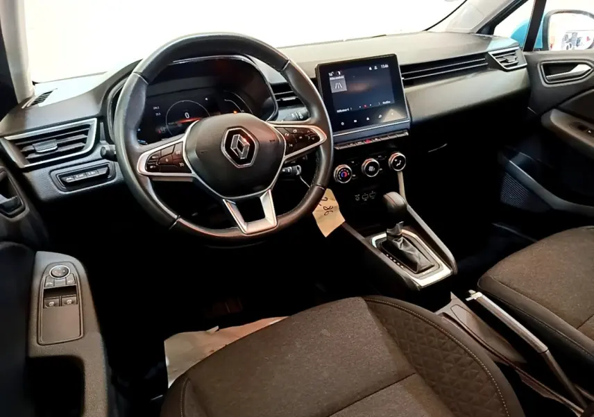 Vue intérieure avant droite de la Renault Clio Business E-Tech hybride 2021, volant cuir et écran tactile central.