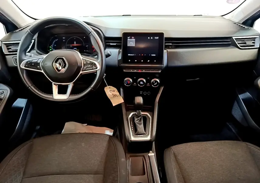 Vue intérieure frontale du tableau de bord et volant cuir noir de la Renault Clio Business E-Tech hybride 2021.