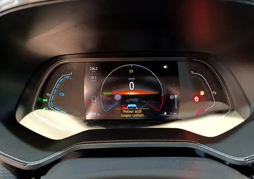 Vue rapprochée du combiné d'instruments numérique de la Renault Clio Business E-Tech hybride bleu, affichant 0 km/h et alertes moteur.