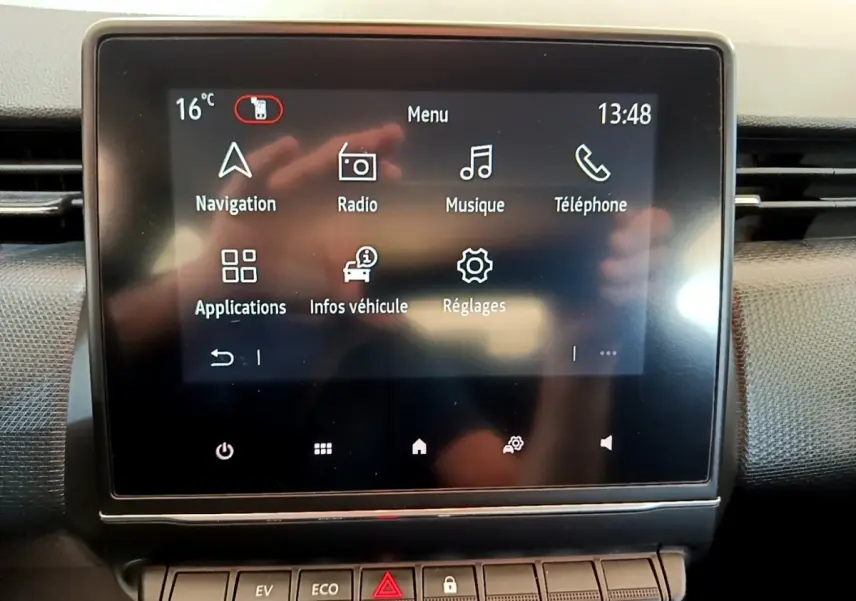 Écran tactile central de la Renault Clio Business E-Tech hybride 2021 affichant le menu principal du système multimédia.