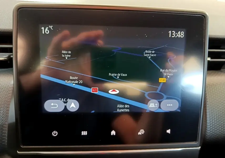 Écran tactile central de navigation 3D affichant une carte dans une Renault Clio Business E-Tech hybride bleu.