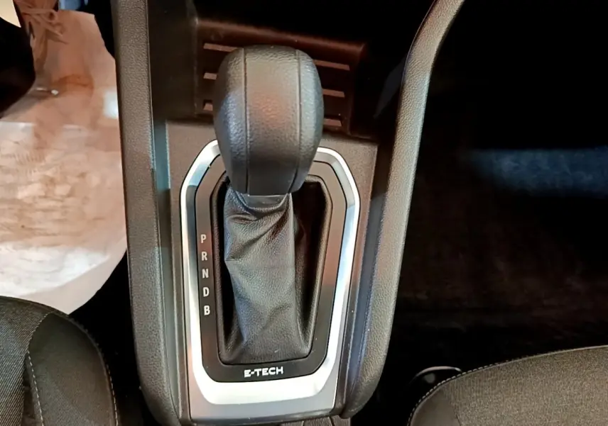 Gros plan sur la commande de boîte automatique noire avec marquage E-TECH dans l’habitacle d’une Renault Clio Business E-Tech.