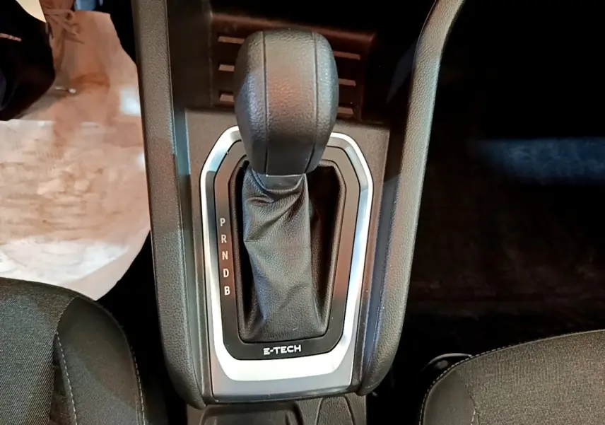 Le levier de vitesses automatique noir de la Renault Clio Business E-Tech hybride, vu de dessus entre les sièges avant.