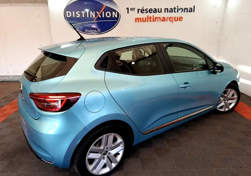Renault Clio Business E-Tech hybride bleu vue 3/4 arrière côté droit en intérieur showroom