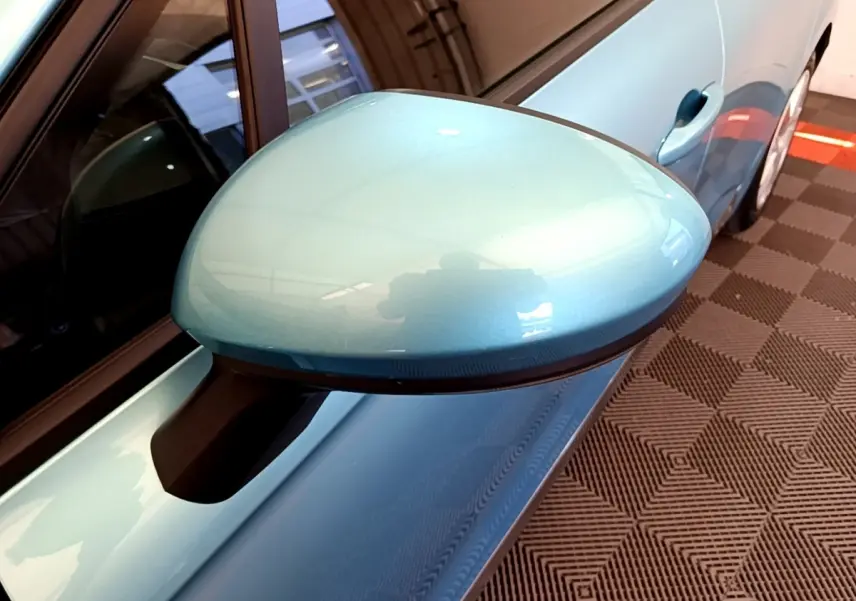 Gros plan sur le rétroviseur côté gauche bleu métallisé de la Renault Clio Business E-Tech hybride 2021, avec partie de la portière visible.