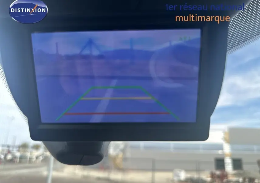 Écran de caméra de recul du Ford Transit Fourgon blanc, vue intérieure avant avec affichage des lignes de guidage.