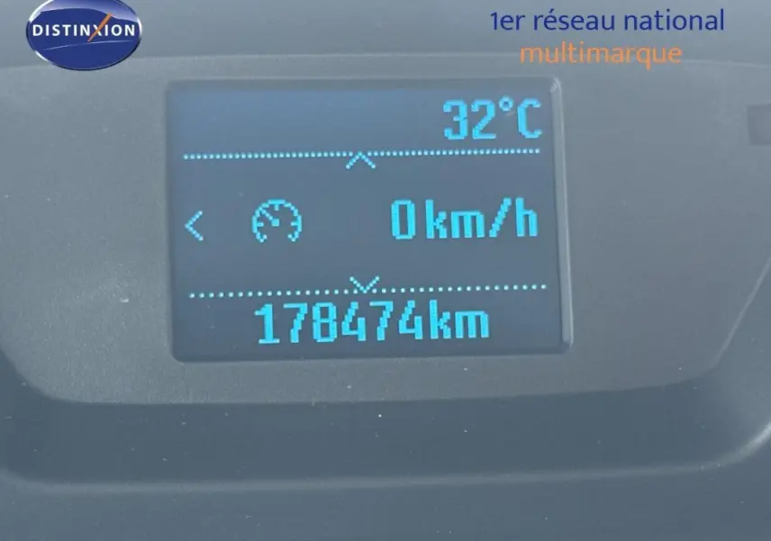 Affichage numérique du tableau de bord du Ford Transit Fourgon blanc, indiquant 178474 km et 32°C.
