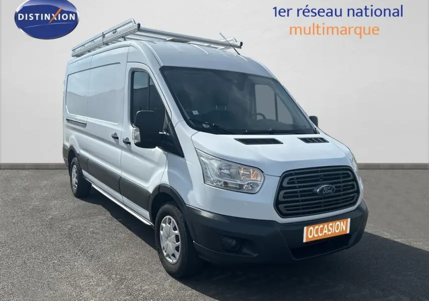 Ford Transit Fourgon blanc en 3/4 avant droit avec porte latérale et jantes classiques 16 pouces.