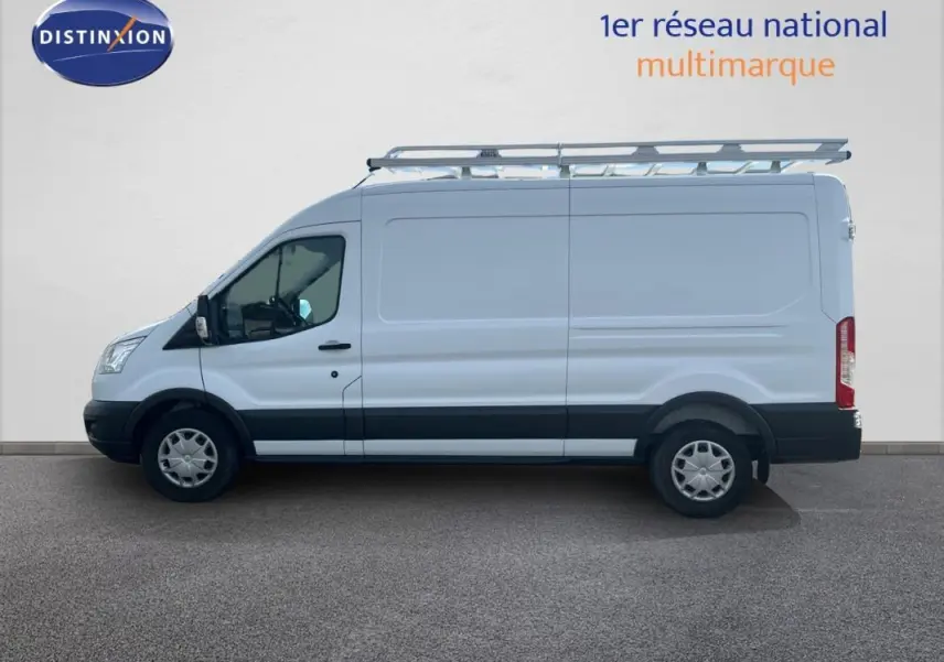 Vue latérale gauche d'un fourgon Ford Transit blanc avec galerie de toit et jantes classiques 16 pouces.