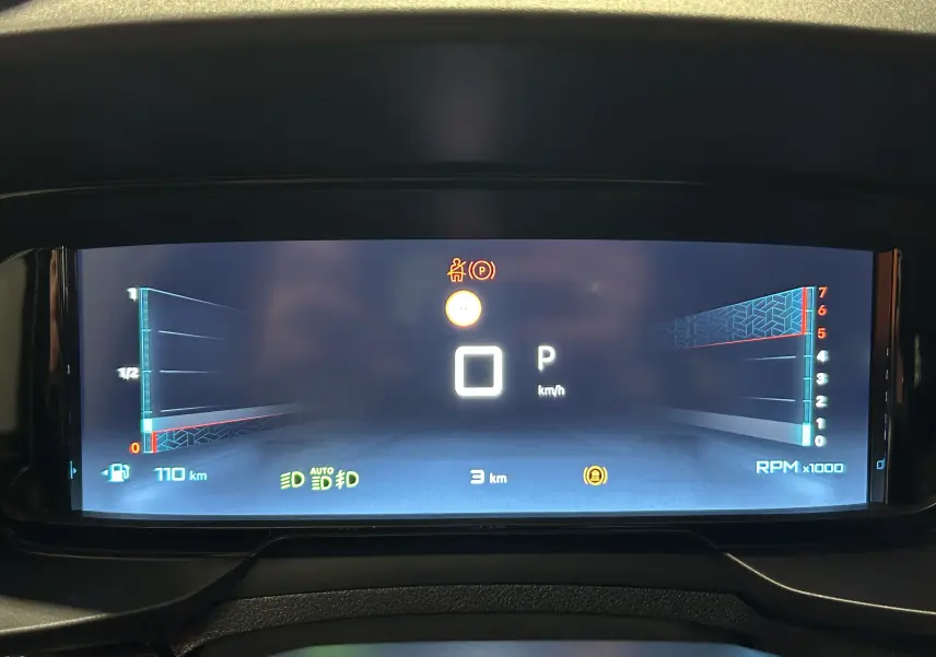 Affichage numérique du tableau de bord du Citroën Berlingo Multispace 2025 en mode stationnement, avec jauge essence et compte-tours.