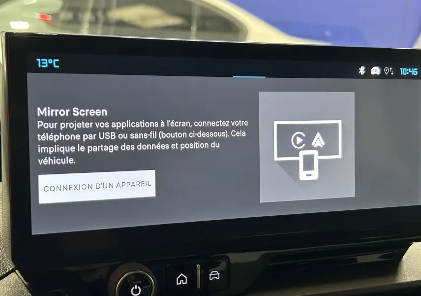 Écran tactile intérieur du Citroën Berlingo Multispace 2025 affichant l'interface Mirror Screen en mode veille
