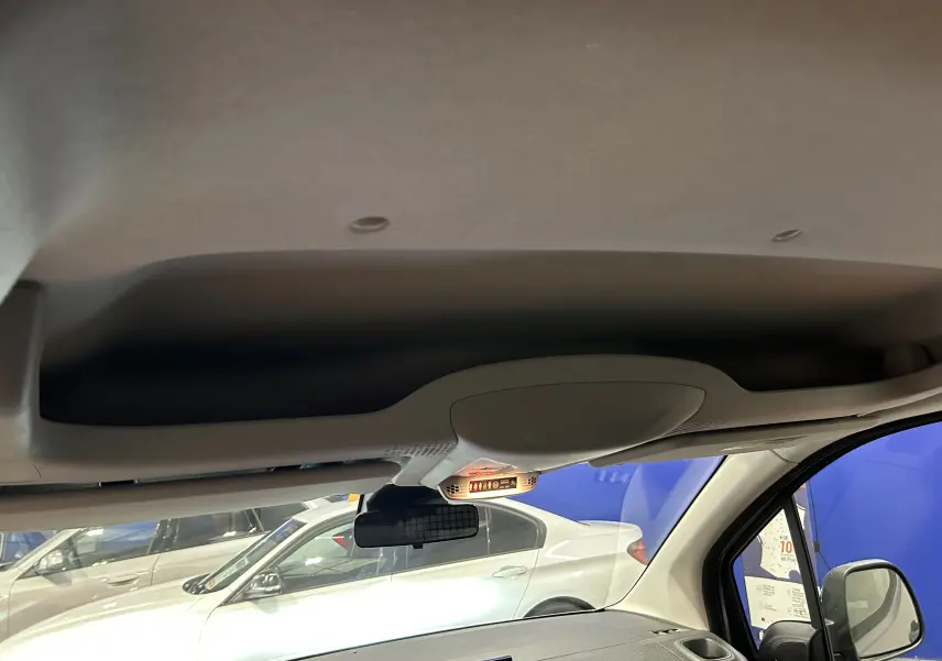 Vue intérieure du plafond et pare-brise côté droit du Citroën Berlingo Multispace 2025, ambiance claire et moderne.