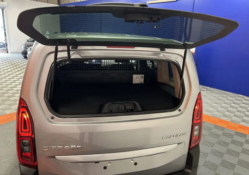 Vue arrière du Citroën Berlingo Multispace gris Artense avec hayon ouvert, mettant en valeur le coffre spacieux.