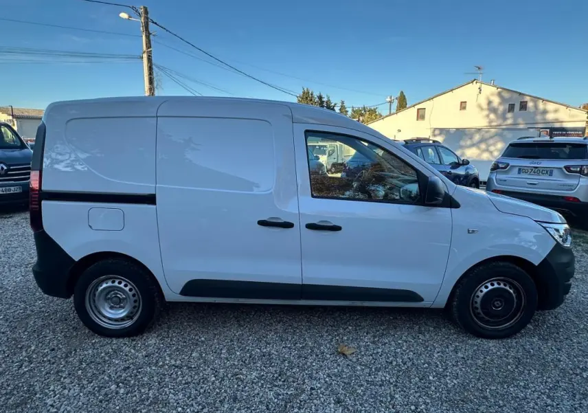 Profil côté droit du Renault Express Van blanc 2023, avec porte latérale et jantes acier simples.