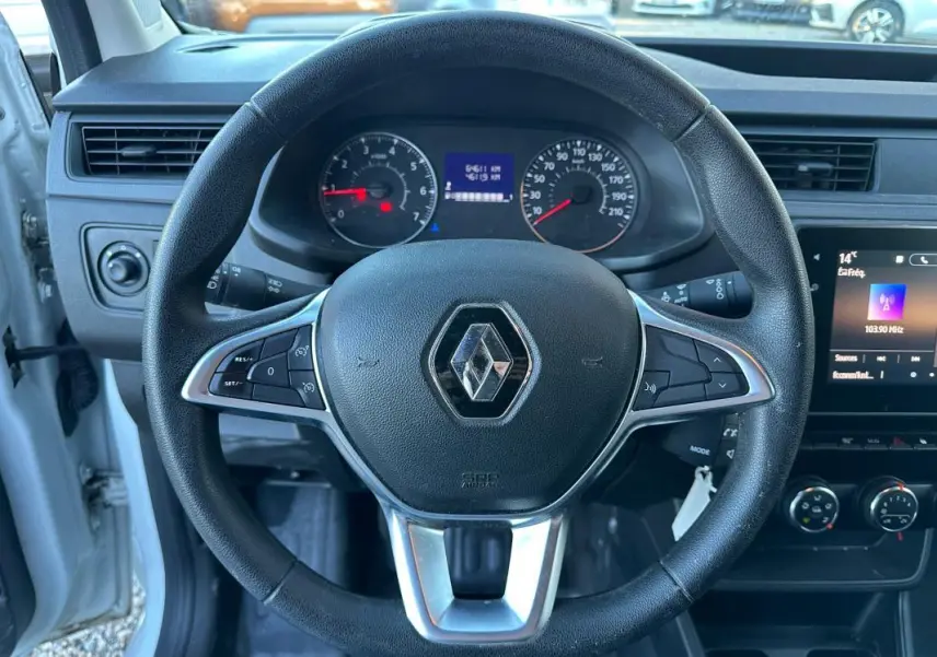 Vue rapprochée du volant noir de Renault Express Van 2023 avec tableau de bord et écran central visible.