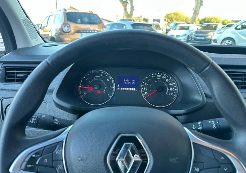 Vue depuis le poste de conduite du Renault Express Van blanc 2023, avec tableau de bord et volant Renault visible.