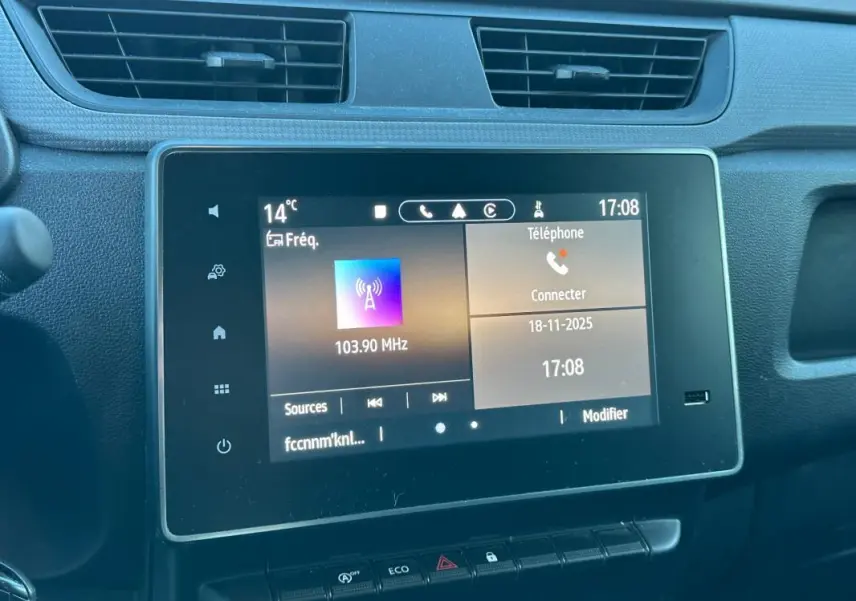 Écran tactile central du tableau de bord du Renault Express Van blanc 2023, affichant radio et téléphone.