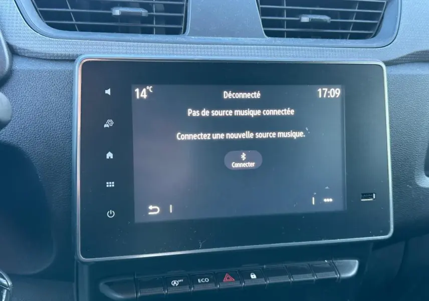 Écran tactile central du tableau de bord du Renault Express Van blanc, affichant le menu Bluetooth déconnecté.