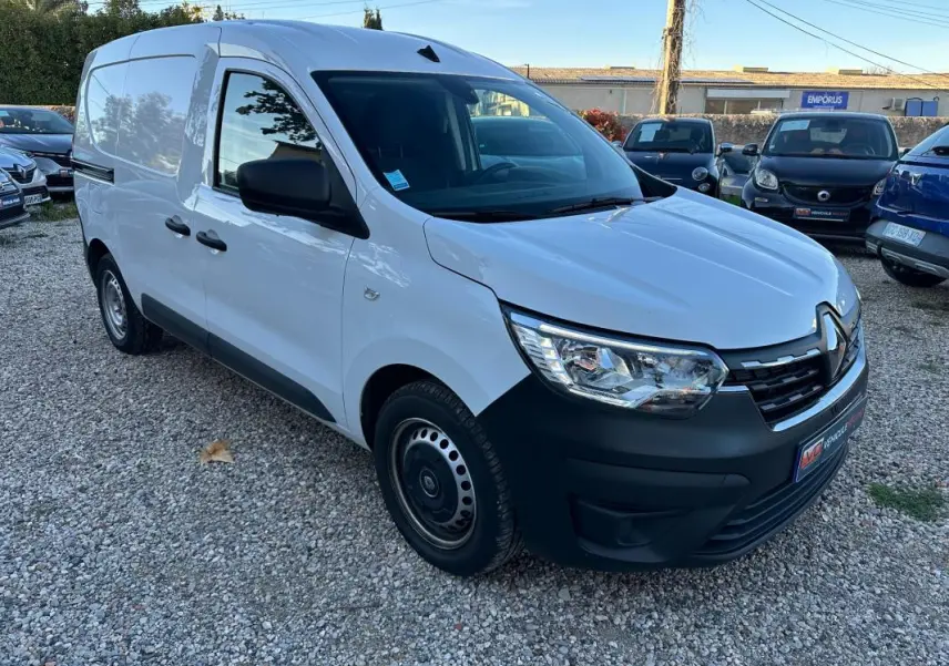 Renault Express Van blanc vue 3/4 avant droit, fourgonnette utilitaire avec porte latérale et pare-chocs noir.