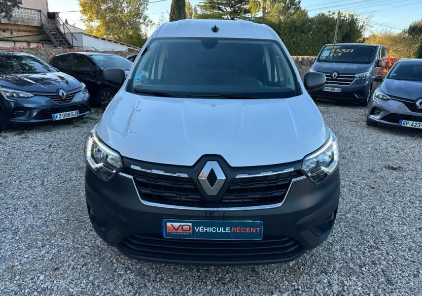 Vue de face d'un Renault Express Van blanc 2023 avec calandre noire et logo Renault bien visible.