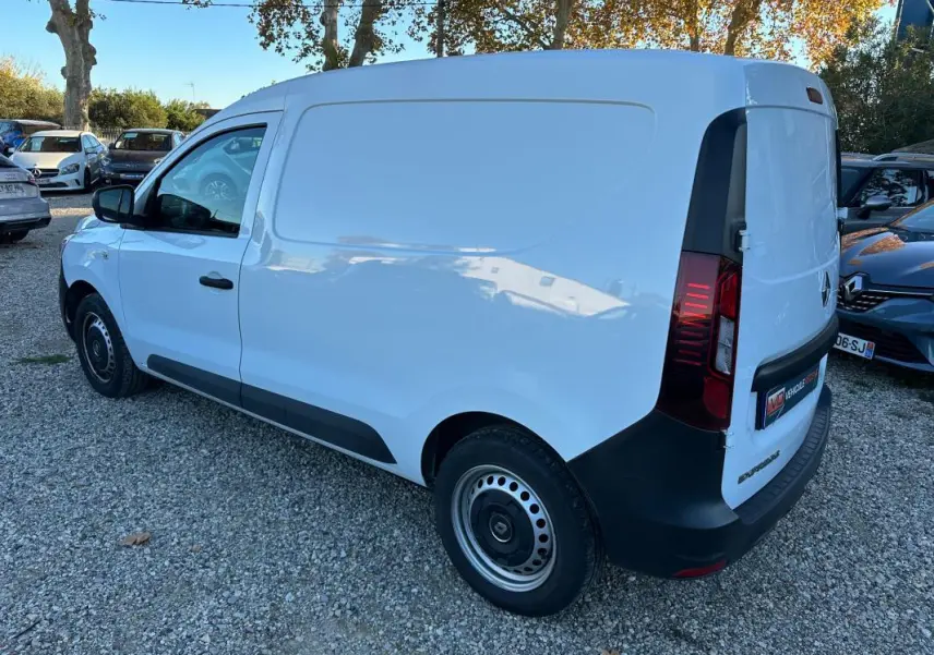 Renault Express Van blanc vu en 3/4 arrière droit, avec porte latérale et feux arrière verticaux distinctifs.