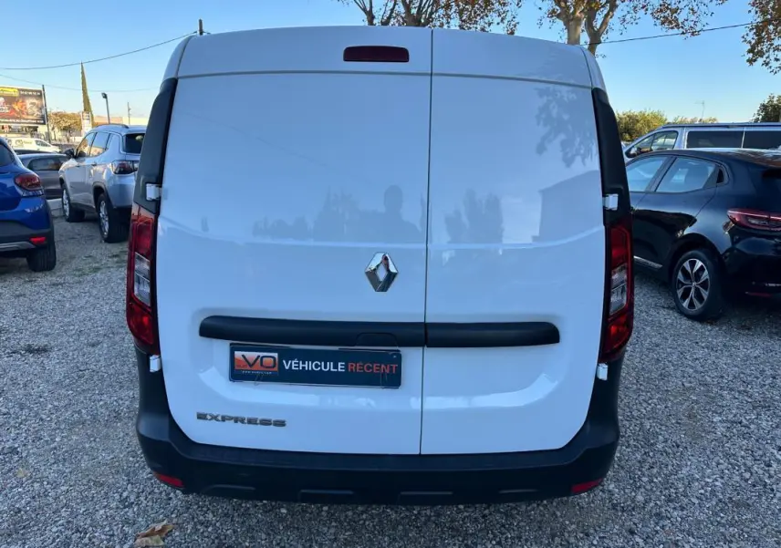 Vue arrière du Renault Express Van blanc 2023 avec portes battantes et logo Renault centré.