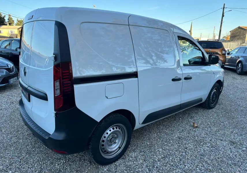 Renault Express Van blanc vu en 3/4 arrière côté droit, avec porte latérale et jantes acier simples.
