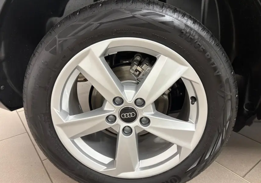 Gros plan sur la roue avant droite de l’Audi Q2 35 TFSI 150 S Line 2026 avec jante argentée et pneu Continental.