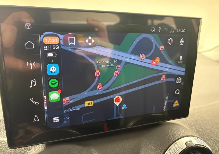 Écran tactile central de l’Audi Q2 35 TFSI S Line 2026 affichant la navigation avec carte et icônes colorées.