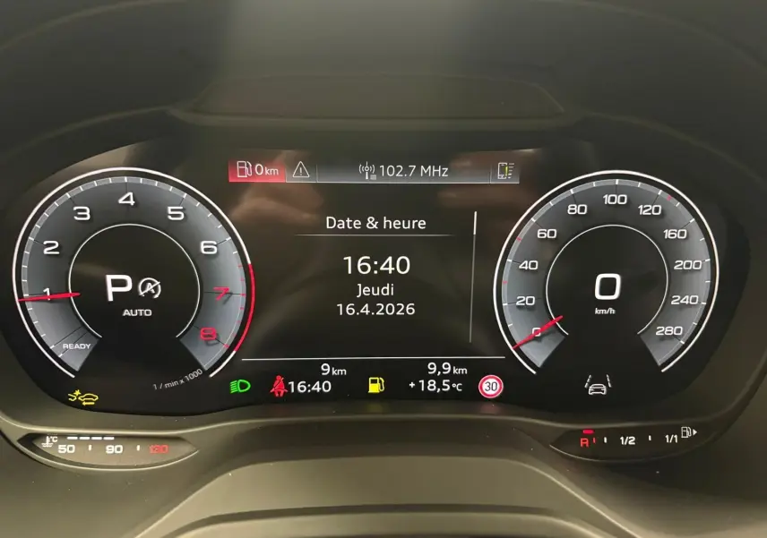 Tableau de bord numérique d'Audi Q2 35 TFSI 2026 affichant la date, l'heure et les compteurs à aiguille modernes.