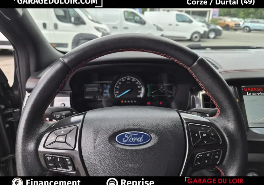 Vue intérieure centrée sur le volant cuir noir avec surpiqûres rouges du Ford Ranger gris foncé 2020.