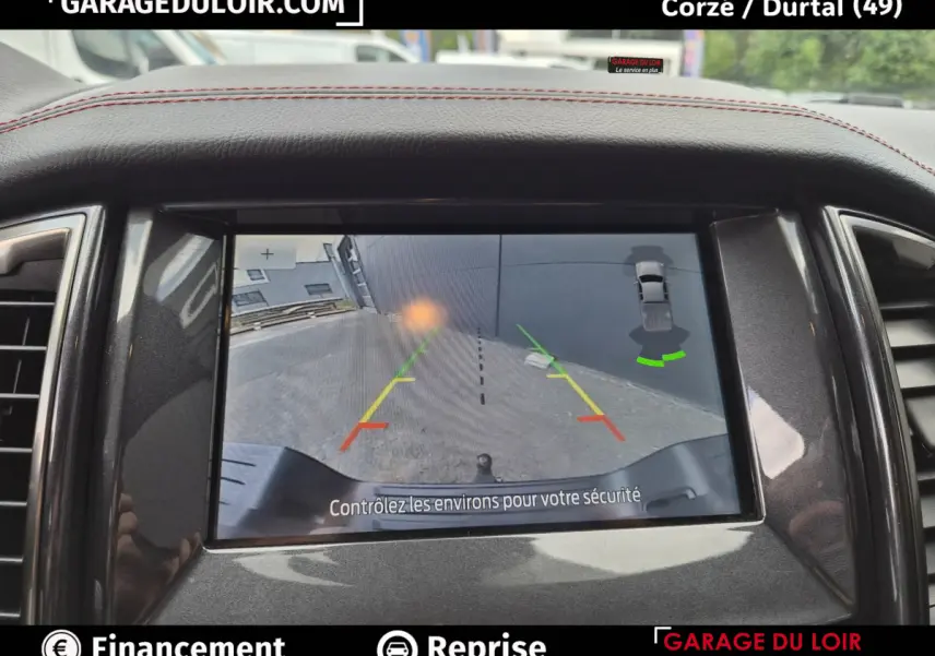Écran central affichant la caméra de recul du Ford Ranger gris foncé avec guidage de trajectoire coloré.