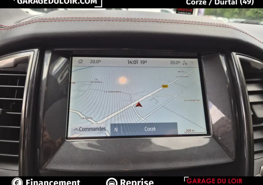Écran tactile central du Ford Ranger 2.0 EcoBlue 213 gris foncé affichant la navigation GPS en plan rapproché.
