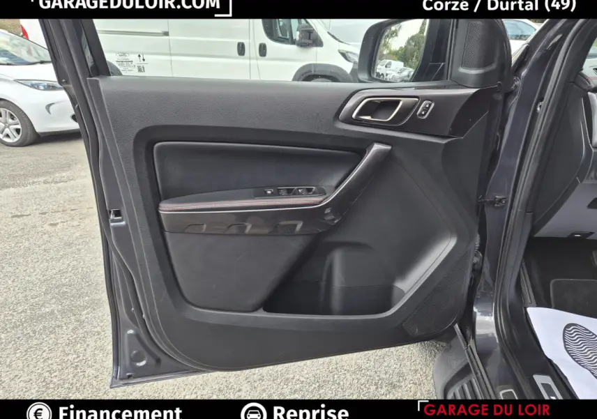 Vue intérieure de la porte avant gauche gris foncé du Ford Ranger 2020 avec commandes électriques et insert décoratif.