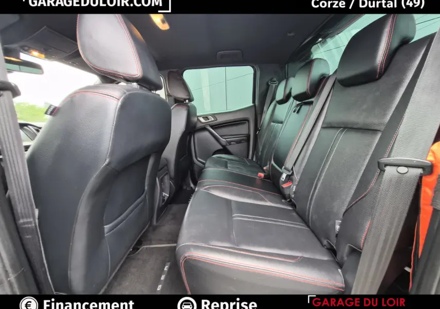 Vue intérieure côté droit sur la banquette arrière en cuir noir avec surpiqûres rouges du Ford Ranger gris foncé 2020.