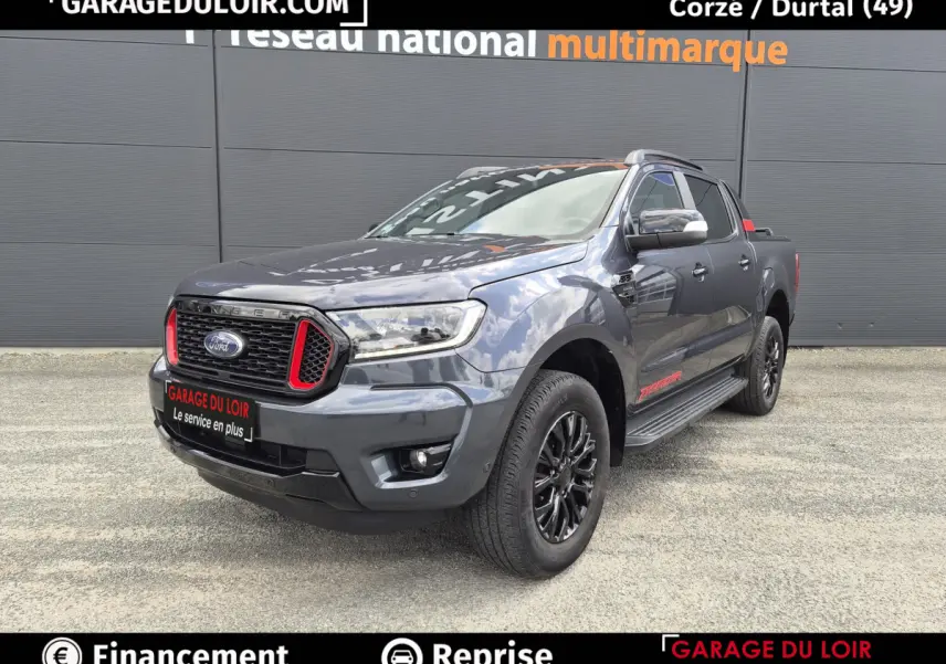 Ford Ranger 2.0 EcoBlue gris foncé en 3/4 avant droit avec détails rouges sur calandre et jantes noires.