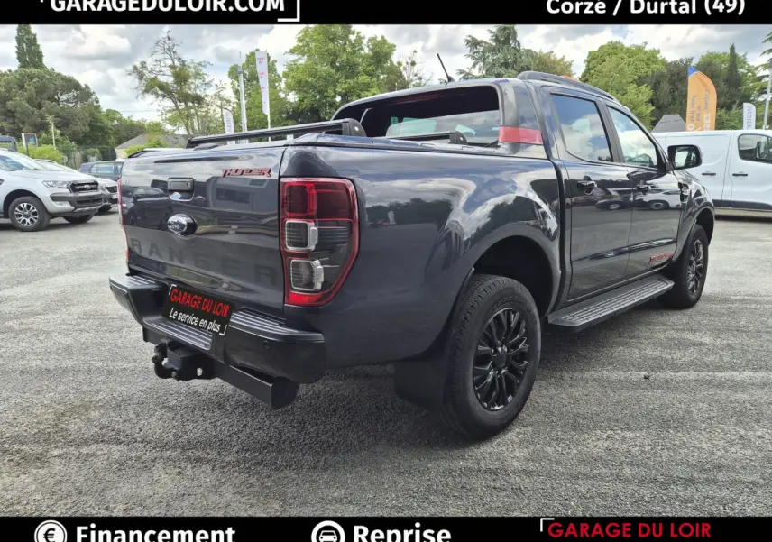 Ford Ranger Thunder gris foncé vu en 3/4 arrière droit, avec jantes noires et benne pick-up ouverte.