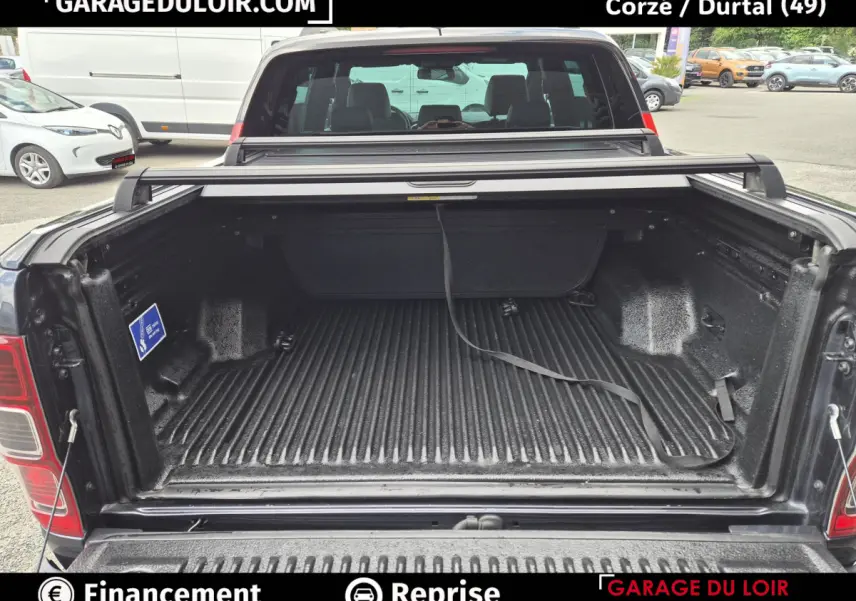Vue arrière du pick-up Ford Ranger gris foncé 2020 avec benne ouverte et protection de chargement visible.
